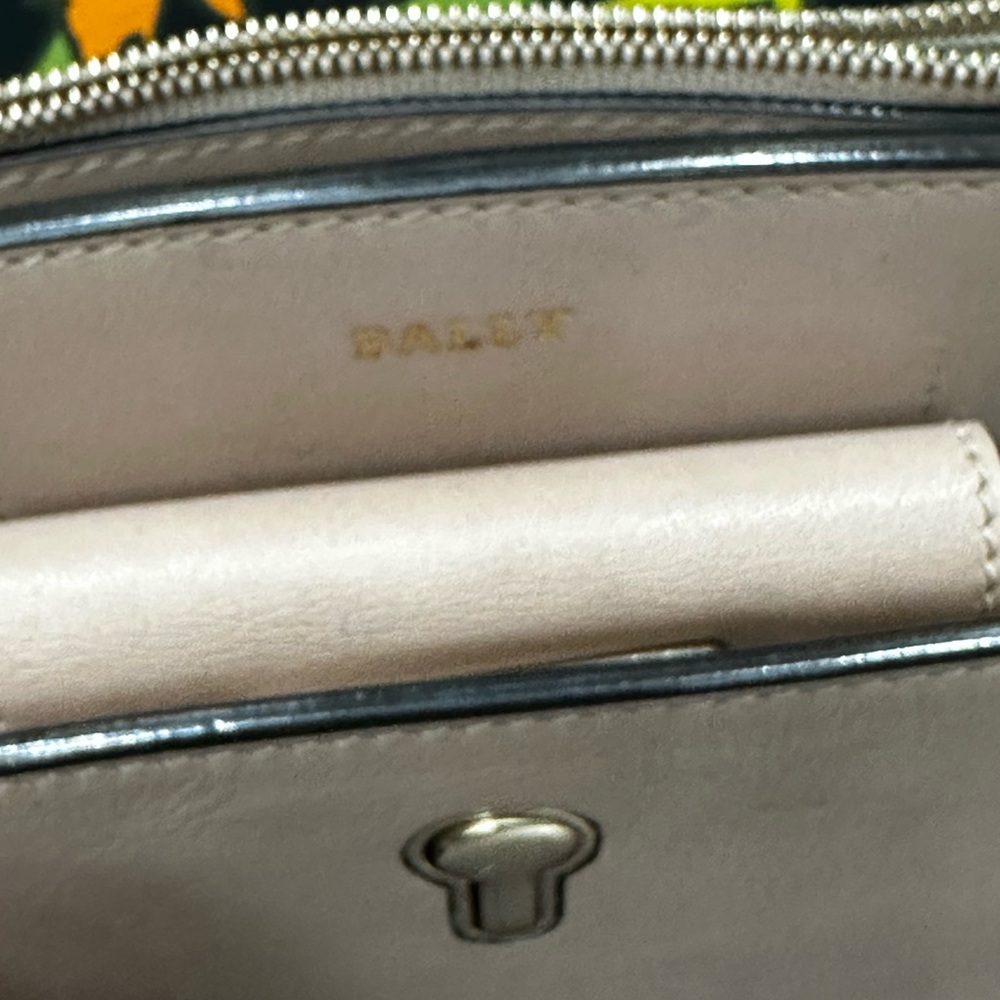 Bally Ceycle Leather Shoulder Bag | Made in Italy | Keyhole Hardware - Picture 9 of 11